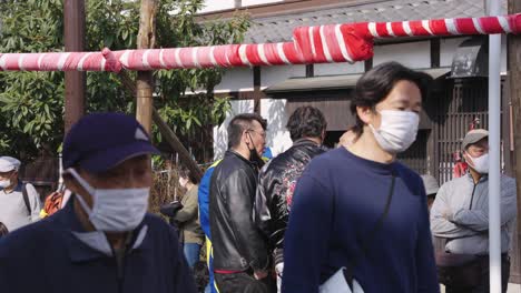 Japoneses-Con-Máscaras-En-El-Festival-Durante-La-Primavera