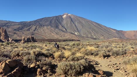 Pareja-De-Turistas-Británicos-Haciendo-Senderismo-En-El-Parque-Nacional-Del-Teide-En-Tenerife,-España