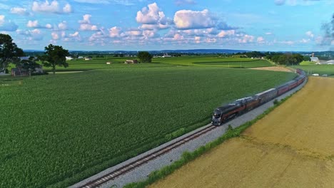 Una-Vista-Aérea-De-Un-Antiguo-Tren-De-Pasajeros-De-Vapor-Que-Sopla-Humo-A-Través-De-Las-Tierras-Agrícolas-De-Pensilvania