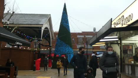 Los-Compradores-Británicos-De-La-Calle-Principal-Pasan-Por-El-Colorido-Mercado-Del-árbol-De-Navidad-Del-Centro-De-La-Ciudad.