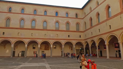 Familia-Posando-Para-Una-Foto-En-Castello-Sforzesco-O-En-El-Patio-Del-Castillo-Sforza-En-Milán,-Italia