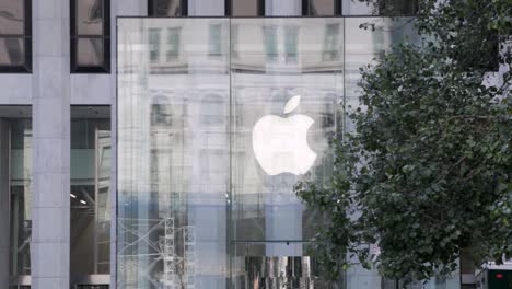 Close-up-of-the-Apple-Store-front-on-Fifth-Avenue