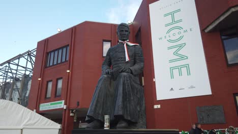 Un-Primer-Plano-De-La-Estatua-Del-Hermano-Walfrid,-El-Fundador-Del-Club-De-Fútbol-Celta