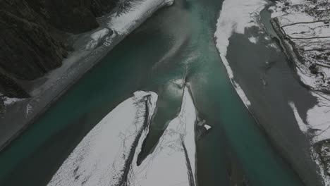 Toma-Aérea-Del-Puente-Colgante-Hussaini-Sobre-El-Río-Hunza-En-Invierno