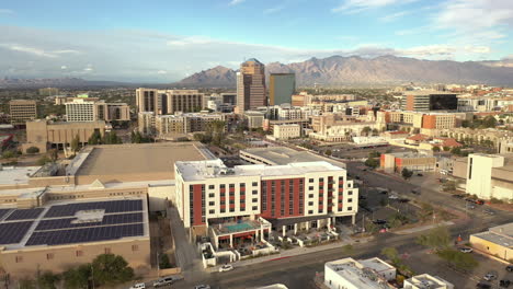 Doubletree-By-Hilton-En-Tucson,-Arizona-Usa,-Drone-En-órbita