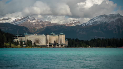 Zeitraffer-Der-Malerischen-Natur-Von-Lake-Louise,-Banff-Nationalpark-Kanada-Und-Fairmont-Chateau-Hotel-An-Einem-Kalten-Herbsttag