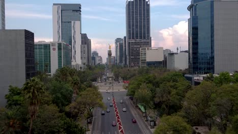 Shot-Over-Paseo-de-la-Reforma,-Approaching-the-Angel-of-Independence-from-the-Back,-Mexico-City