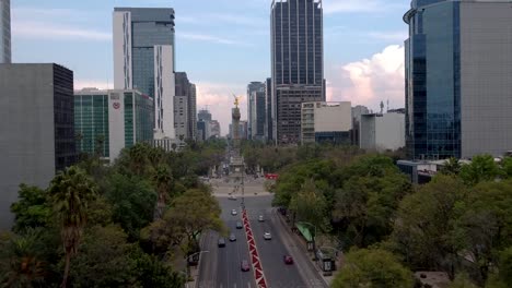 Baleado-Sobre-El-Paseo-De-La-Reforma,-Acercándose-Al-ángel-De-La-Independencia-Desde-Atrás,-Ciudad-De-México