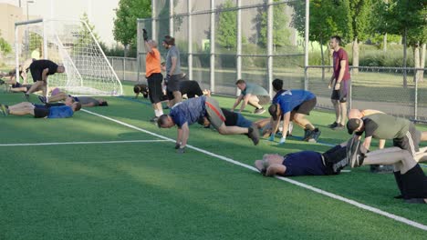 Hombres-Haciendo-Ejercicio-En-Un-Campo-De-Fútbol-Por-La-Mañana