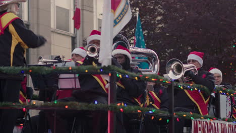 Instrumentalband-Spielt-Auf-Einem-Festwagen,-Während-Der-Dirigent-Sie-Bei-Der-Weihnachtsparade-Dirigiert