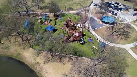 Imágenes-Aéreas-Del-Parque-Infantil-Kastle-En-Unity-Park-En-Highland-Village-Texas