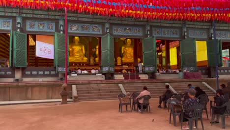 Weitwinkelaufnahme-Südkoreanischer-Menschen,-Die-Vor-Der-Buddha-Tempelzeremonie-In-Seoul,-Jogyesa,-Beten