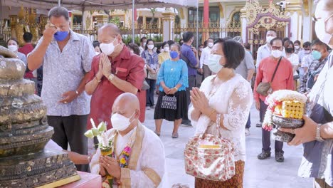 Ceremonia-De-Ordenación-En-El-Ritual-Del-Monje-Budista-Tailandés-Para-Cambiar-El-Hombre-Al-Monje-En-La-Ceremonia-De-Ordenación-En-El-Budista-En-Tailandia