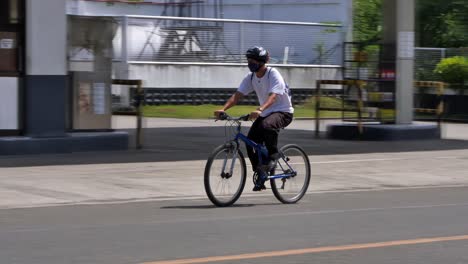 Video-Ilustrativo-Que-Muestra-A-Una-Persona-Con-Una-Máscara-Facial-Camino-Al-Trabajo-En-Bicicleta-En-La-Ciudad-De-Cebú.