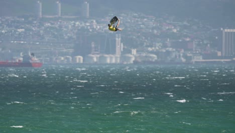 Kiteboarder-Logra-Un-Buen-Truco-Durante-El-Evento-Red-Bull-King-Of-The-Air-2021