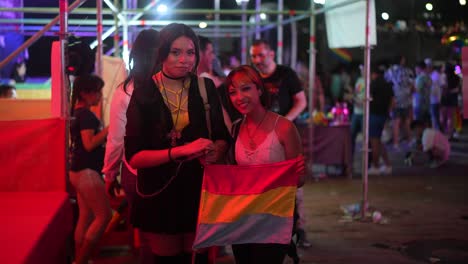 Se-Ve-A-Dos-Hermosas-Chicas-Disfrutando-En-El-Desfile-Del-Orgullo-Lgbt-Por-La-Noche