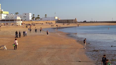 Wunderschöner-Mittelmeerstrand-Mit-Menschen-Im-Zeitigen-Frühling