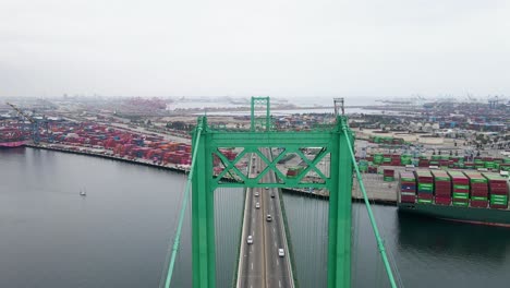 Vista-Aérea-Sobre-El-Tráfico-En-El-Puente-Vincent-Thomas,-En-Cloudy-La,-Usa---Reversa,-Disparo-De-Drones