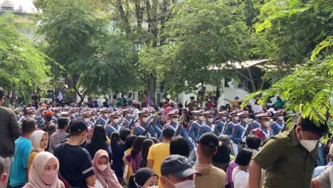 Reihen-Von-Mitgliedern-Der-Luftwaffenakademie,-Die-An-Der-Blaskapellenparade-Auf-Der-Jalan-Malioboro-In-Yogyakarta-Teilnehmen