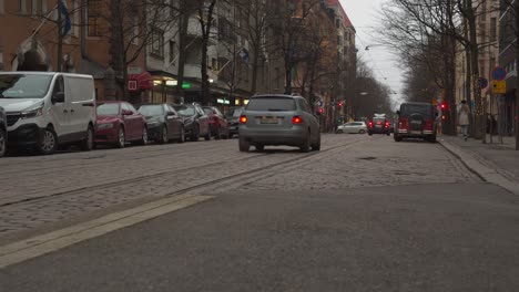 Vista-De-ángulo-Bajo-De-Las-Líneas-De-Tranvía-En-La-Calle-Adoquinada-En-Helsinki-Finlandia