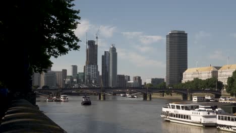 Eine-Aufnahme-Der-Ebbe-Der-Themse-Bei-Morgensonne-Entlang-Des-Albert-Damms-Mit-Blick-Auf-Die-Lambeth-Bridge-Und-Vauxhall