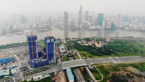 Sitio-De-Construcción-En-La-Ciudad-De-Ho-Chi-Minh-Con-Smog-A-Orillas-Del-Río-Saigón