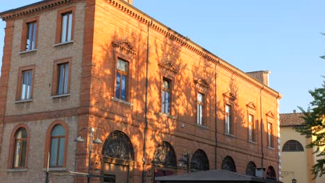 Low-Angle-Aufnahme-Der-Rückseite-Des-Palazzo-Del-Ridotto-In-Cesena,-Norditalien,-Am-Abend