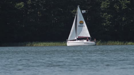 Yate-Scarpetta-Navegando-En-El-Lago-Wdzydze-En-El-Parque-Paisajístico-Kashubian-En-El-Voivodato-De-Pomeranian