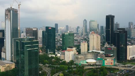 Desarrollo-Y-Construcción-De-Rascacielos-En-El-Sur-De-Jakarata-Indonesia-Al-Atardecer,-Antena