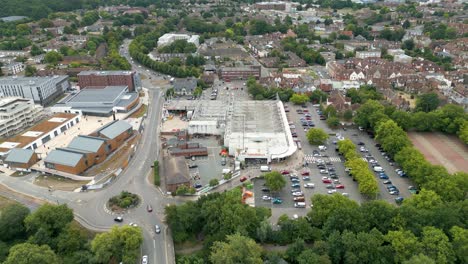 Toma-Aérea-Invertida-De-Kingsmead-Street,-Que-Muestra-Sainsbury&#39;s-Y-El-Desarrollo-Junto-Al-Río