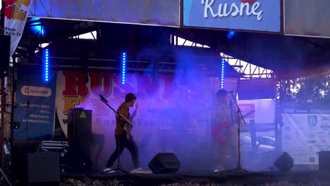 Banda-Tocando-Mientras-La-Máquina-De-Humo-Azul-Está-Explotando