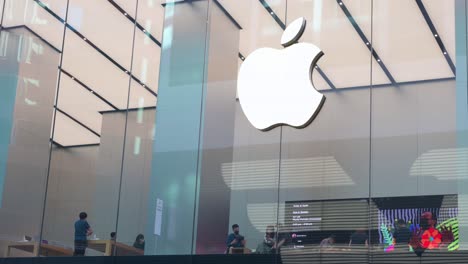 Los-Clientes-Son-Vistos-En-La-Marca-Multinacional-De-Tecnología-Estadounidense-Apple-Store-Y-Logo-En-Hong-Kong