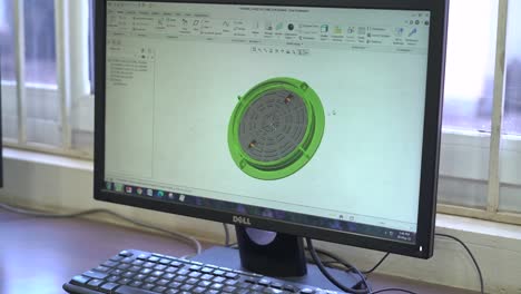 Ingeniero-Informático-Animando-Un-Modelo-3d-De-Objeto-Metálico-En-Una-Computadora-De-Escritorio