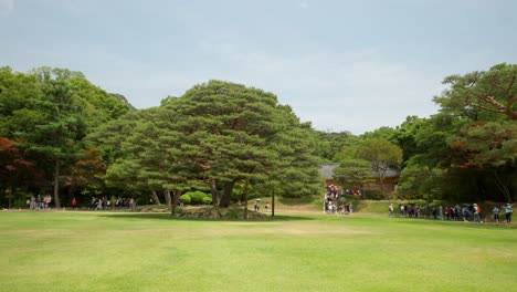 Gruppen-Von-Menschen-Reisen-Im-Nokjiwon-Garten-Im-Cheong-Wa-Dae,-Dem-Blauen-Haus