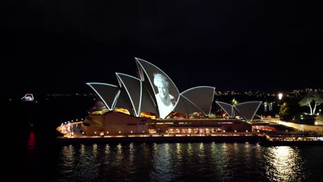 La-ópera-De-Sydney-Proyecta-Un-Memorial-Por-El-Fallecimiento-De-La-Reina-Isabel-Ii,-La-Monarca-Con-El-Reinado-Más-Largo-De-Gran-Bretaña-Que-Murió-A-Los-96-Años