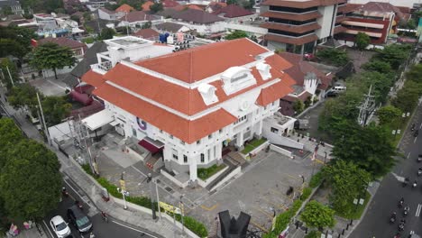 Luftaufnahme,-Gramedia,-Die-Größte-Buchhandlung-In-Yogyakarta,-Die-Eine-Geschichte-Hat-Und-Eine-Einzigartige-Architektur-Im-Stadtzentrum-Hat