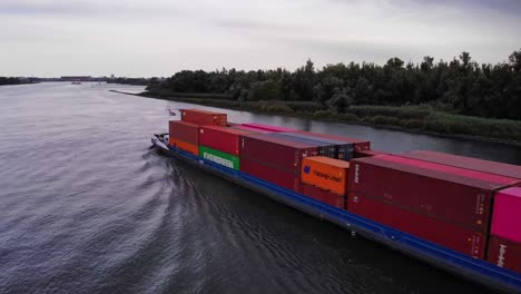 Vuelo-Aéreo-Más-Allá-Del-Barco-De-Transporte-De-Contenedores-De-Carga-De-Levante-A-Lo-Largo-De-Oude-Maas-En-Un-Día-Nublado