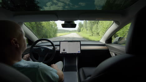 Conduciendo-Un-Tesla-Model-3-Autónomo-De-Nivel-2-En-Una-Carretera-Principal-Del-Campo