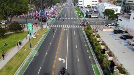 Aerial-view-of-law-enforcement-controlling-rioting-streets-at-a-protest-in-Los-Angeles,-USA