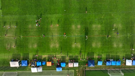 Von-Oben-Nach-Unten-Aufgenommene-Luftaufnahme-Eines-Abgenutzten-Volleyballfeldes-Bei-Einem-Rasenturnier