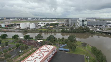 Luftflug-über-Einer-Sporthalle-Und-Einem-Kinderspielplatz-In-Einem-Vorort-In-Der-Nähe-Des-Flughafens-Sydney,-Australien