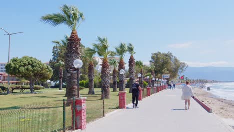 Gente-Caminando-Tranquilamente-Por-El-Paseo-Marítimo