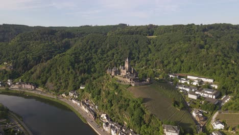 Toma-Aérea-En-Arco-Del-Impresionante-Castillo-De-Cochem-Junto-Al-Río-Mosela