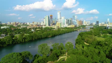 Blick-Auf-Austin,-Texas,-Mit-Menschen,-Die-Auf-Dem-Colorado-River-Paddeln