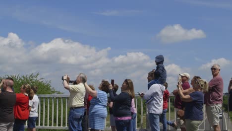 Multitud-De-Personas-Viendo-El-Paso-Elevado-Del-Jubileo-De-Platino