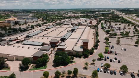 Round-Rock-Premium-Outlets-Luftdrohnenumlaufbahn-Hoch-über-Geschäften-Auf-Dem-Parkplatz-An-Einem-Sonnigen-Sommertag-In-Texas-In-4k