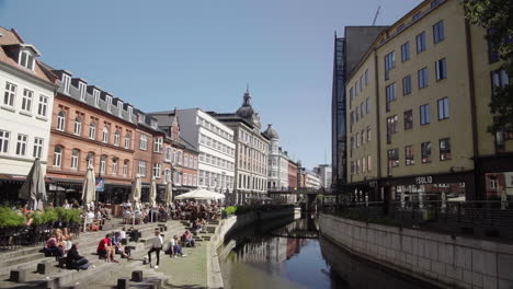 Centro-De-La-Ciudad-De-Aarhus-Dinamarca-En-Un-Día-Ajetreado-Con-Muchos-Peatones-En-Un-Día-Soleado-En-Verano-4k