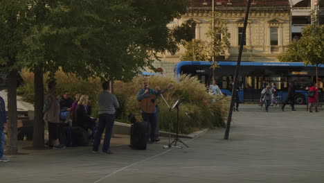 Se-Da-Un-Discurso-Proselitista-En-La-Plaza-Szell-Kalman-En-Budapest