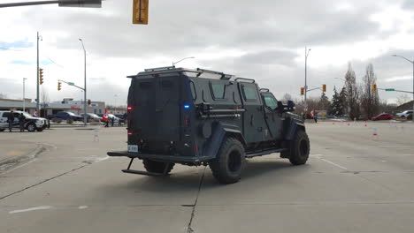 Police-truck-with-siren-lights-on,-at-the-freedom-convoy-peaceful-protest,-on-a-cold-cloudy-day