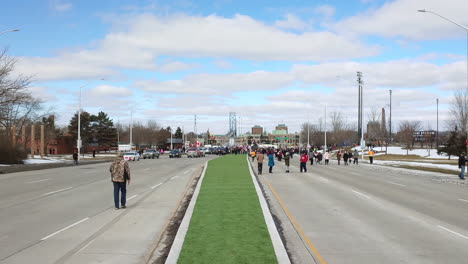 Eine-Menge-Demonstranten-Und-Fahrzeuge-Blockieren-Die-Straße-Während-Des-Freiheitskonvoi-Protestes-In-Windsor,-Ontario,-Kanada